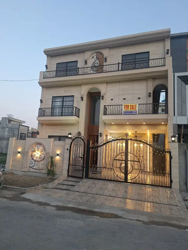 Facing Park 10 Marla House For Sale in Bismillah Housing scheme