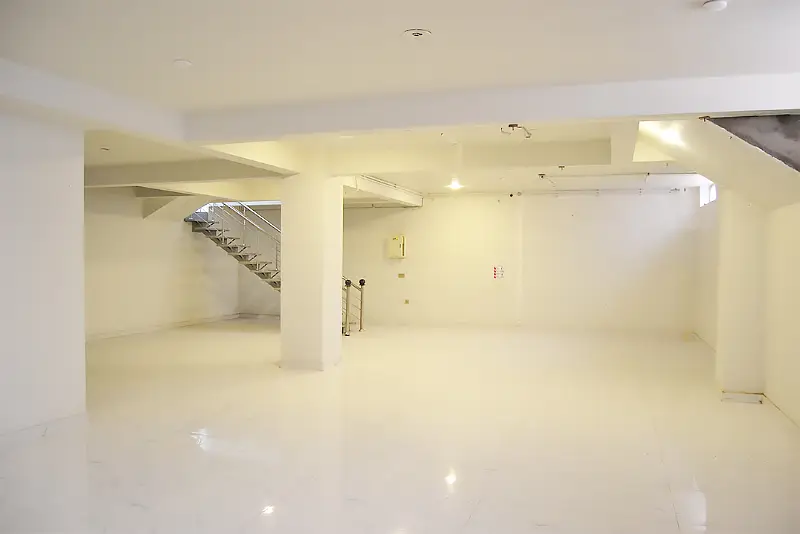 Defence Phase VI Muslim Commercial 200 Square Yards Brand New Building For Sale.