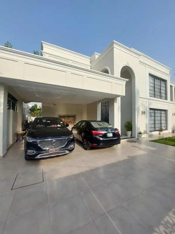 1-KANAL ELEGANT AND FULLY MAINTAINED SUPER HOT LOCATED BUNGALOW IS AVAILABLE IN THE BEST BLOCK OF DHA LAHORE.