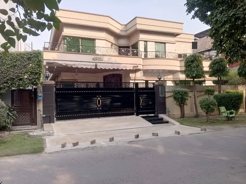 1 KANAL ELEGANT AND FULLY MAINTAINED SUPER HOT LOCATED BUNGALOW IS AVAILABLE IN THE BEST BLOCK OF DHA LAHORE.