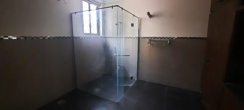 1 KANAL BIG FRONT SPECTACULAR HOUSE D/UNIT FOR SALE IN DHA PHASE 3 (100 ORIGNAL PICTURE)