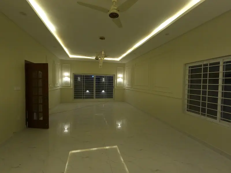 12 KANAL PARK FACING 500 SQ YD ON DIRECT SALE WITH 12 KW SOLAR SYSTEM (GREEN MTR)