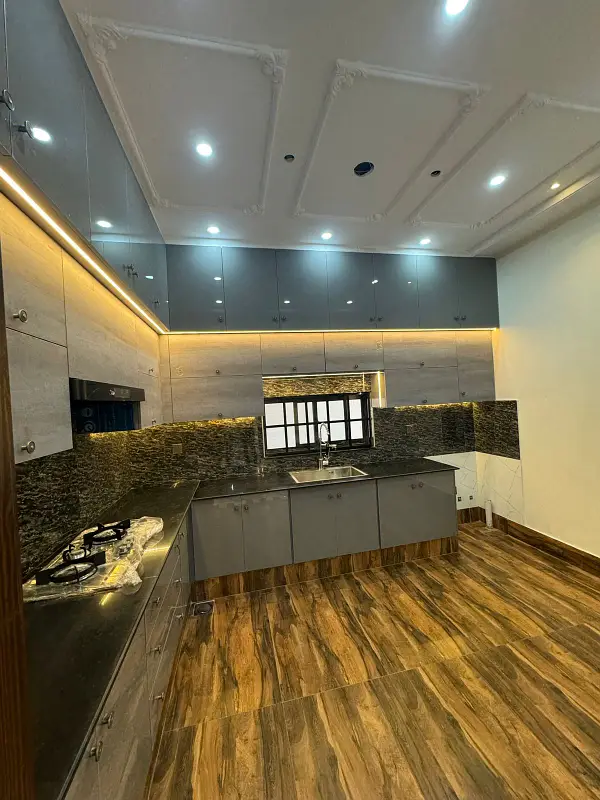 PRIME LOCATION 10 MARLA BRAND NEW HOUSE