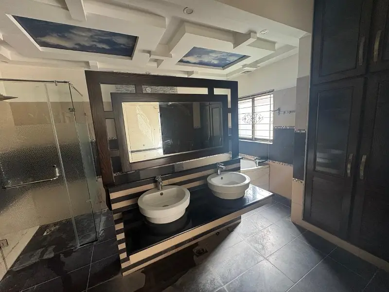 2 Kanal Well Maintained House For Sale