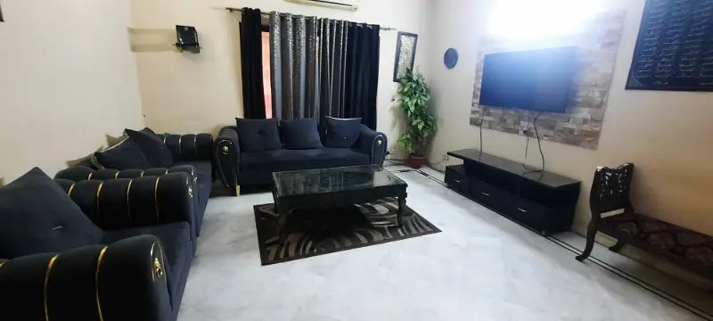 1 5 MARLA OWNER BUILD HOUSE WITH BASMENT AND BIG LAWN FOR SALE IN DHA Phase 3