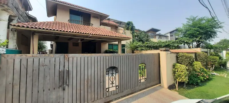 1 5 MARLA OWNER BUILD HOUSE WITH BASMENT AND BIG LAWN FOR SALE IN DHA Phase 3