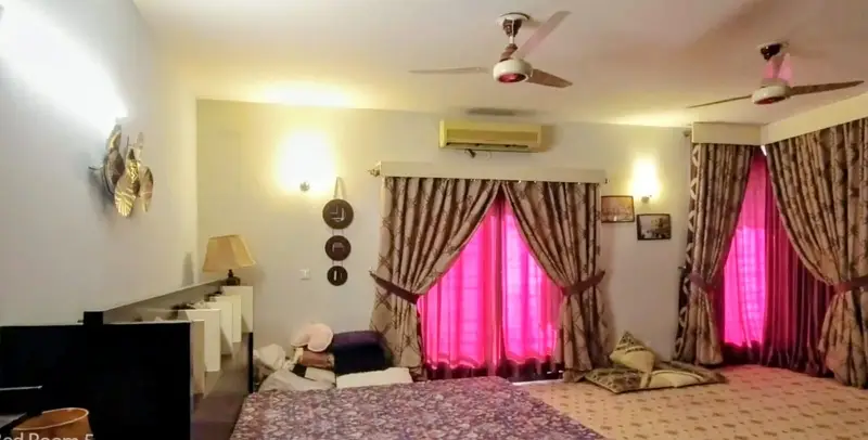 600 Square Yards House In Central D-12/1 For sale