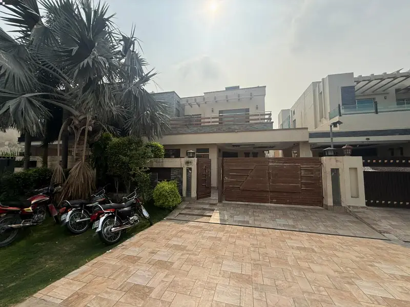 10 MARLA ELEGANT AND FULLY MAINTAINED BUNGALOW WITH BASEMENT IS AVAILABLE IN THE BEST BLOCK OF DHA LAHORE.