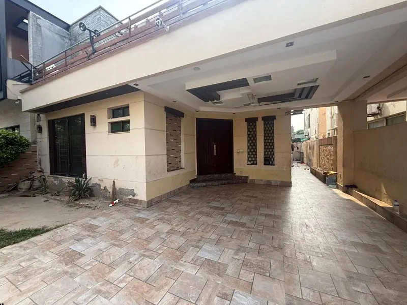 10 MARLA ELEGANT AND FULLY MAINTAINED BUNGALOW WITH BASEMENT IS AVAILABLE IN THE BEST BLOCK OF DHA LAHORE.