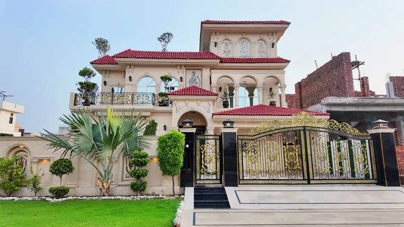 Prime Location House For Sale In Central Park - Block B