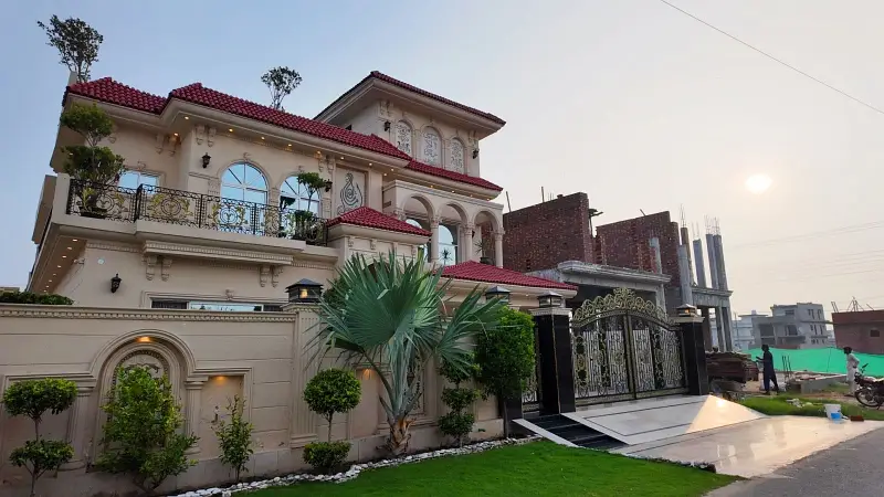 Prime Location House For Sale In Central Park - Block B