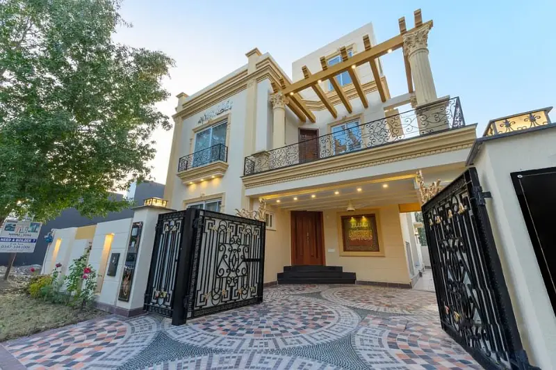 Slightly Used 8 Marla Beautiful House in DHA Phase 9 Town Lahore