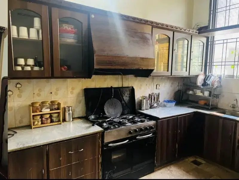 PRIME LOCATION ONE KANAL SINGLE STOREY HOUSE FACING PARK IS AVAILABLE FOR SALE. GOOD LOOKING AND BEST LOCATION.