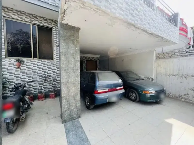PRIME LOCATION ONE KANAL SINGLE STOREY HOUSE FACING PARK IS AVAILABLE FOR SALE. GOOD LOOKING AND BEST LOCATION.