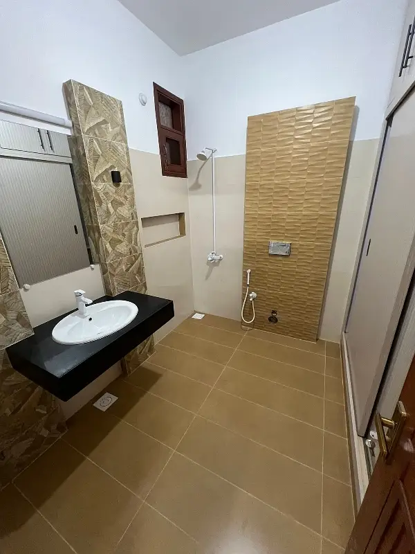 8 Bedrooms Outclass House For Sale Main Road Facing