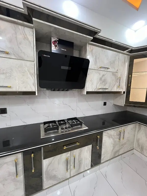 8 Bedrooms Outclass House For Sale Main Road Facing