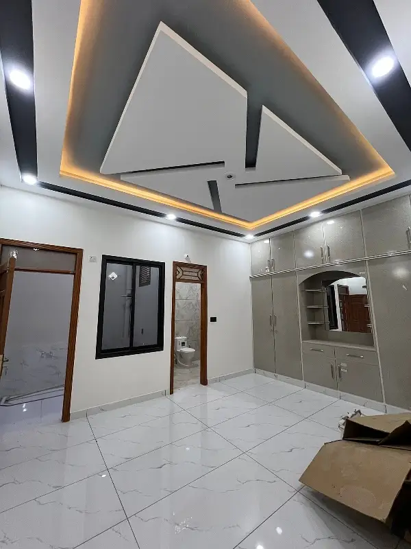8 Bedrooms Outclass House For Sale Main Road Facing