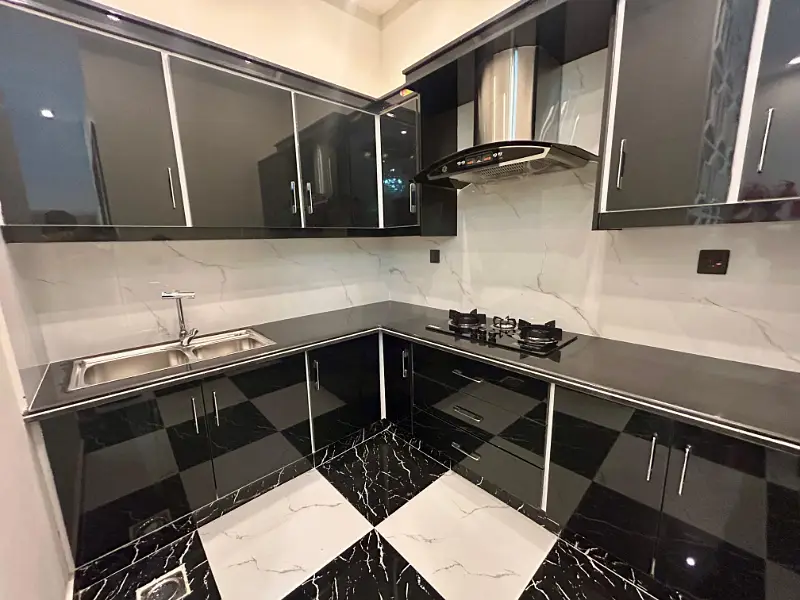 10 Marla House Available For Rent In Bahria Town Lahore