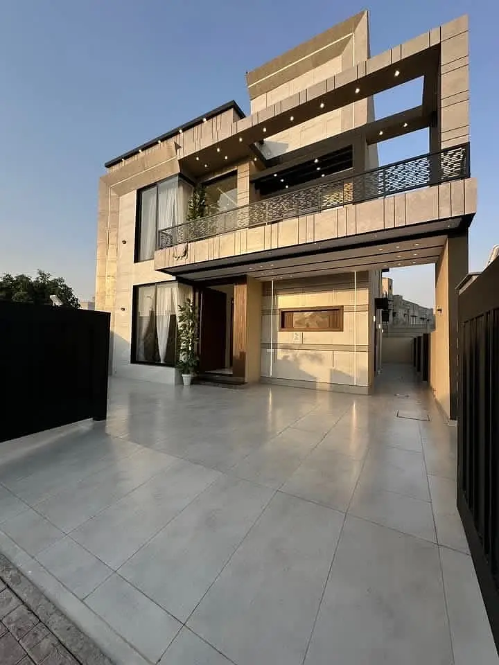 10 MARLA BEAUTIFUL HOUSE FOR RENT AT PRIME LOCATION OF BAHRIA TOWN