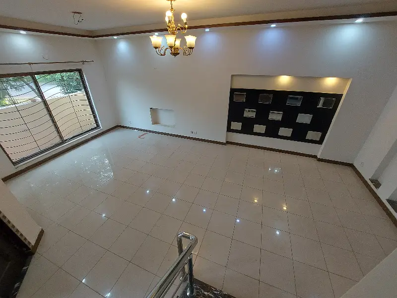 ORIGNAL PICTURES ideal location with servent Q