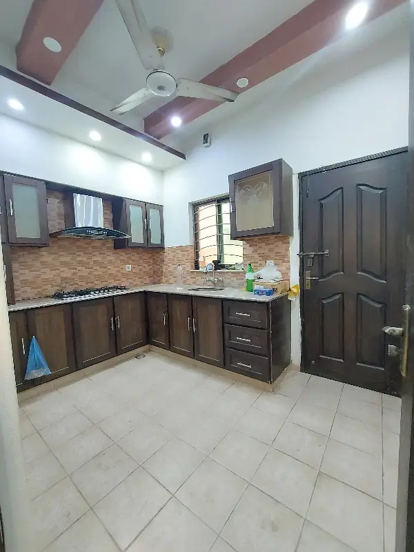 ORIGNAL PICTURES ideal location with servent Q