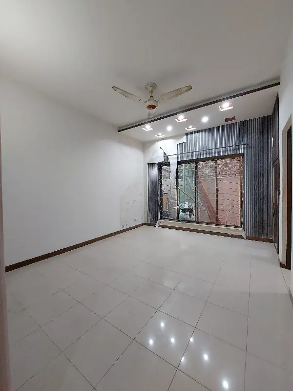 ORIGNAL PICTURES ideal location with servent Q