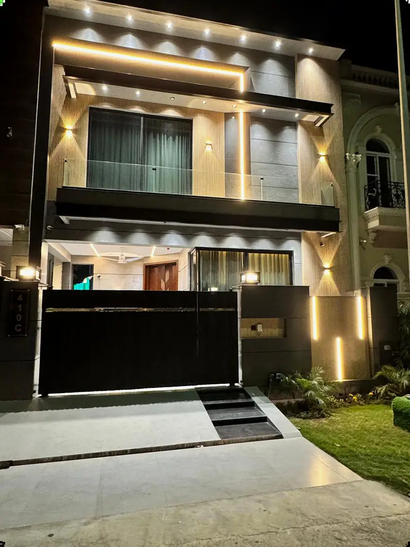 5 MARLA ELEGANT AND FULLY FURNISHED SUPER HOT LOCATED BUNGALOW IS AVAILABLE IN DHA, LAHORE