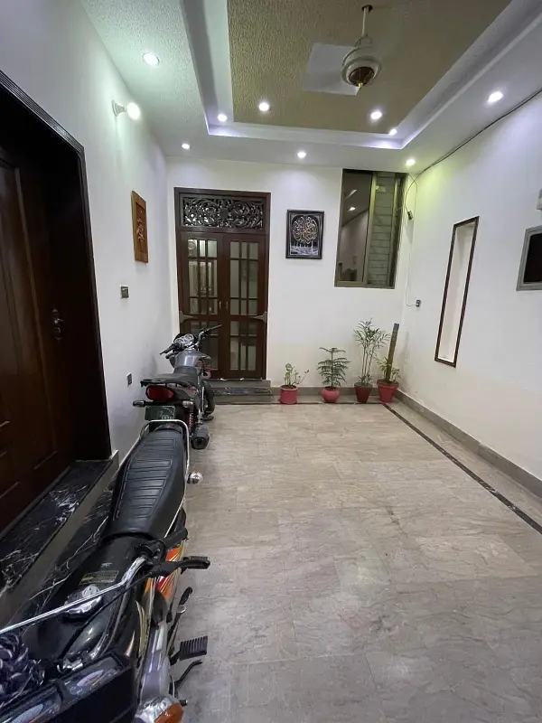 10 MARLA UPPER PORTION AVAILABLE FOR RENT IN NASHEMAN E IQBAL PHASE 2 NEAR UET HOUSING SOCIETY COLLEGE ROAD LAHORE