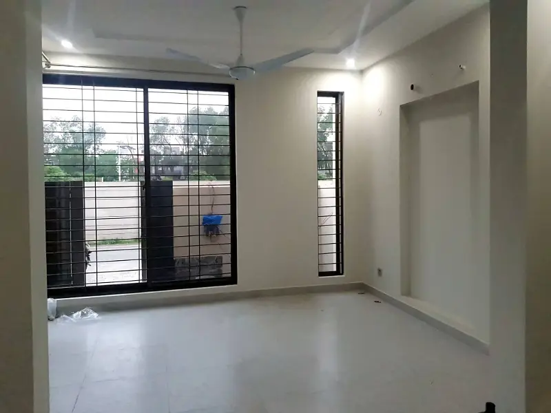 6 MARLA HOUSE LIKE NEW