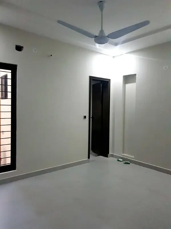 6 MARLA HOUSE LIKE NEW
