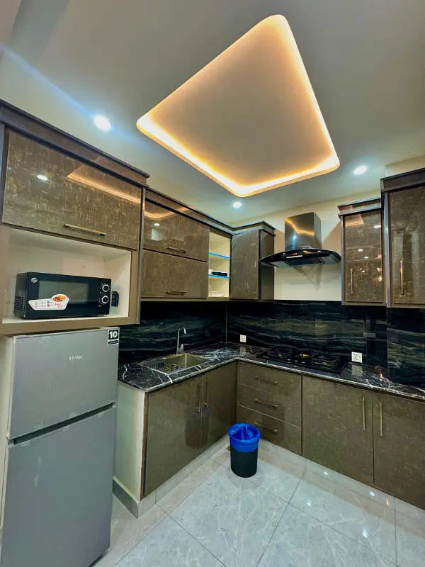 Par day apartment available for rent short stay weekend luxury apartments bahria town Lahore