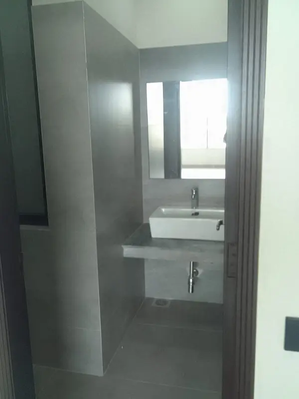 4 MARLA BRAND NEW FLOOR WITH LIFT