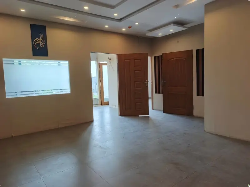 PRIME 4 MARLA COMMERCIAL FLOOR FOR RENT IN COMMERCIAL BROADWAY BLOCK D