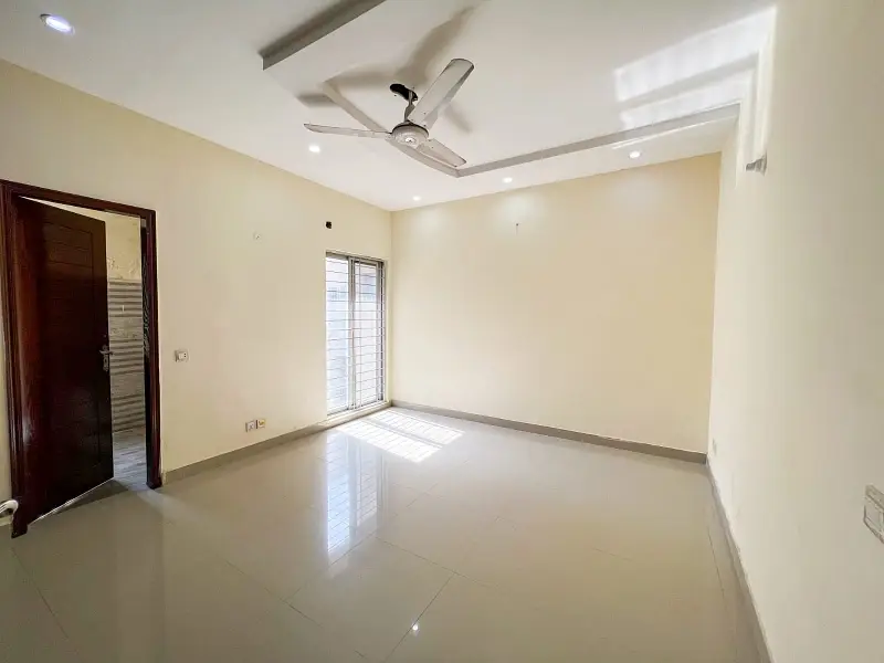 4/MARLA 4TH FLOOR FOR RANT WITH LIFET AVAILABLE GOOD LOCATION GOOD PARKING
