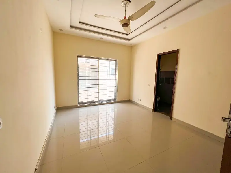 4/MARLA 4TH FLOOR FOR RANT WITH LIFET AVAILABLE GOOD LOCATION GOOD PARKING