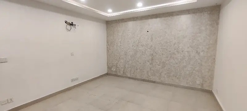5 Marla Office With Cabin